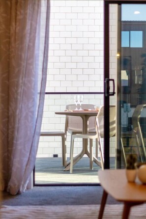 Dining - Bright Cityside 4BR Sunlit Balcony at Tuam St (Christchurch)