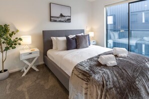 4 bedrooms, desk, iron/ironing board, free WiFi - Bright Cityside 4BR Sunlit Balcony at Tuam St (Christchurch)