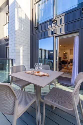 Bright Cityside 4BR Sunlit Balcony at Tuam St