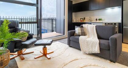 Prime Family 4 Bedroom Retreat Near Stadium and Cafe