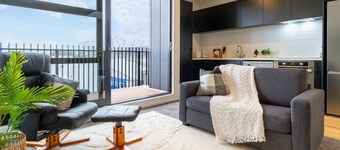 Prime Family 4 Bedroom Retreat Near Stadium and Cafe