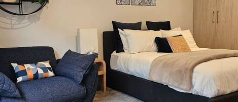 1 室のベッドルーム、デスク、アイロン / アイロン台、旅行用ベビーベッド