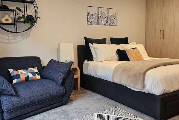 1 habitación, escritorio, tabla de planchar con plancha y cuna de viaje 