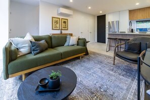 Smart TV - Perfect for Groups: Stylish 4BR Devonport Stay (Christchurch)