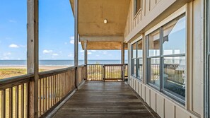 Property grounds - Come stay and be Just-Beachy! (Galveston)
