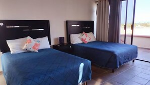 A hotel room with two beds, each with a headboard, a nightstand, and a bedside table. - Hostal Hab 13, En Zona Hotelera, Campo de Golf, Balcón Privado, Barra y Playa (San José del Cabo)