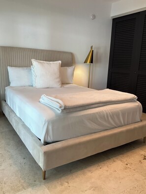 5 bedrooms, iron/ironing board, WiFi, bed sheets