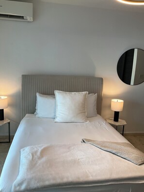5 bedrooms, iron/ironing board, WiFi, bed sheets