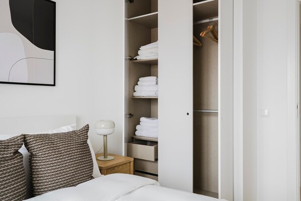 3 quartos, ferros/tábuas de passar roupa, Wi-Fi, roupa de cama