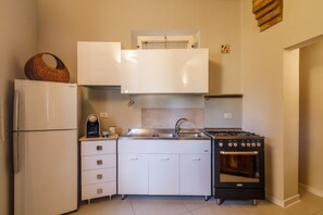 Réfrigérateur, four, plaque de cuisson, cafetière/bouilloire