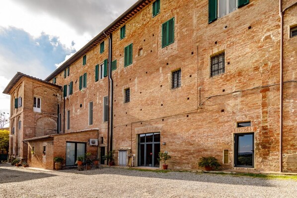 المنشأة من الخارج