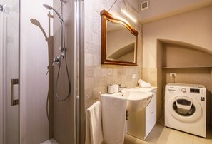 Dusche, Haartrockner, Handtücher