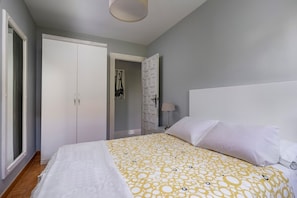 2 bedrooms, iron/ironing board, bed sheets