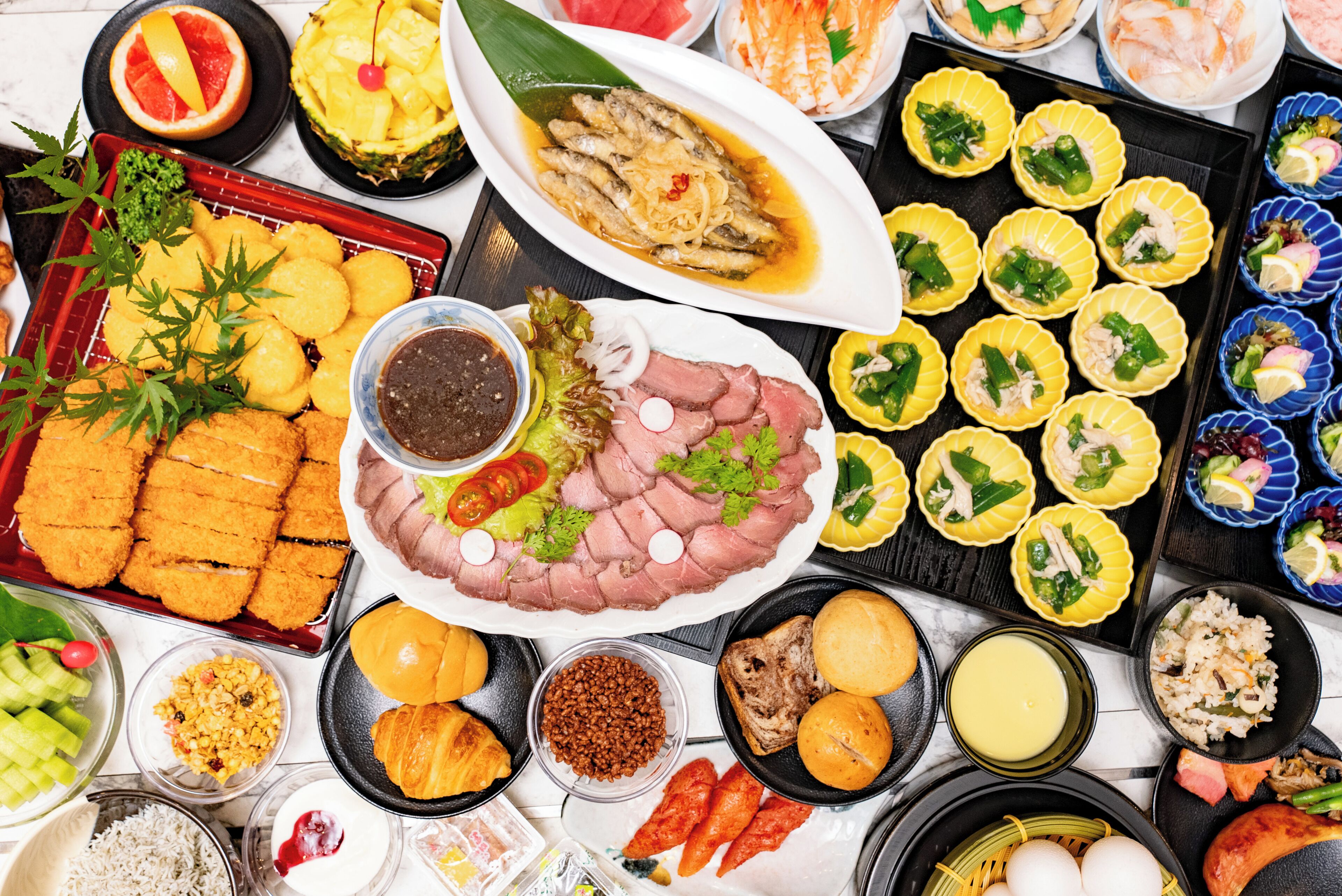 อาหารเช้าแบบบุฟเฟ่ต์ในวันเสาร์-อาทิตย์ (JPY 2200 ต่อคน)