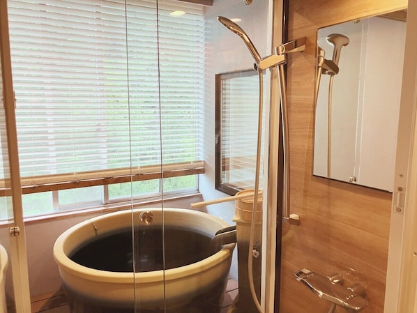 Superior kamer (Modern Japanese Twin, Private Onsen) | Badkamer | Een bad/douchecombinatie, een bronwaterbad, een haardroger, pantoffels