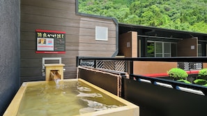 Standardzimmer, Nichtraucher, Terrasse (with Open-air Bath) | Blick auf die Berge