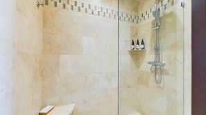 Shower, hair dryer, towels, shampoo - 360 Splendor 208A- Breakfast Included (360 Splendor)
