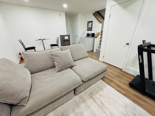 Modern Basement Suite with Private Entrance - Perfect for a Relaxing Stay!