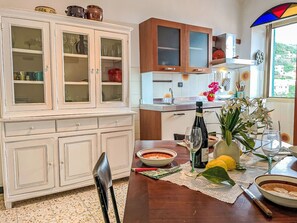 Refrigerador, horno, lavavajillas y utensilios de cocina 
