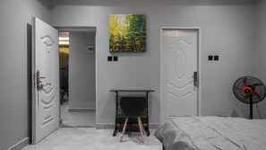 2 habitaciones, tabla de planchar con plancha, wifi y ropa de cama 
