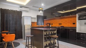 Fridge, microwave, cookware/dishes/utensils, spices - Centrally located cozy 2 BDR apartment 3mins to Wuse 2! (Abuja)