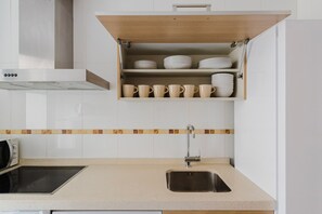 Fridge, microwave, oven, stovetop - Blueground | Pacífico, pool & AC, nr old town (Málaga)