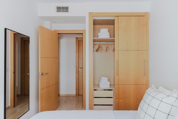 2 bedrooms, iron/ironing board, WiFi, bed sheets - Blueground | Pacífico, pool & AC, nr old town (Málaga)