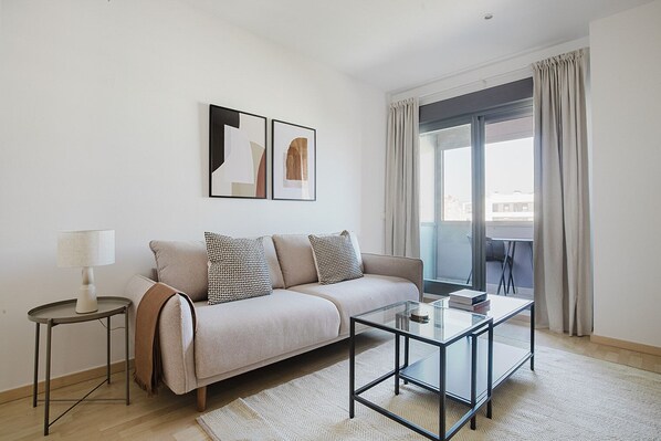 TV, stereo - Blueground | Paseo Marítimo, pool & AC, nr parks (Málaga)