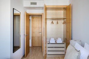 3 bedrooms, iron/ironing board, WiFi, bed sheets - Blueground | Paseo Marítimo, pool & AC, nr parks (Málaga)