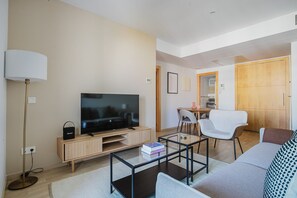 TV, stereo - Blueground | Paseo Marítimo, pool & AC, nr parks (Málaga)