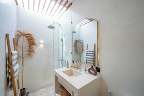 Villa, 2 Schlafzimmer, Terrasse, Poolblick | Badezimmer