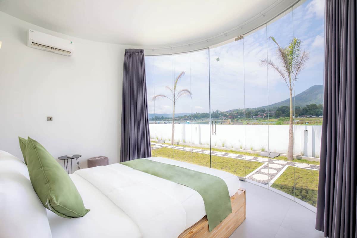 Deluxe Room, Lake View