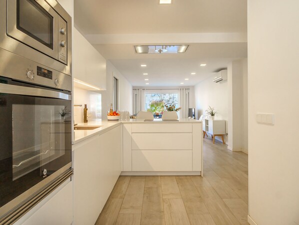 Refrigerador, microondas, horno y lavavajillas 