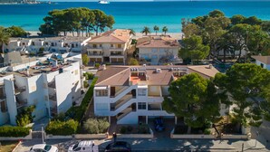 Una zona residenziale sulla costa, con edifici, una spiaggia e una vista limpida sul mare.