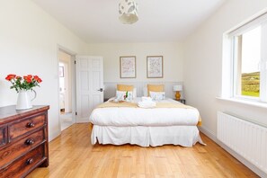4 habitaciones, tabla de planchar con plancha y ropa de cama
