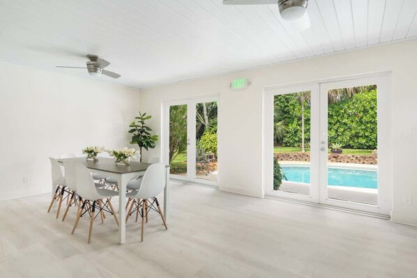 Dining - Paradise Villa (North Palm Beach)