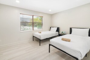 Bügeleisen/Bügelbrett, Reisekinderbett, WLAN