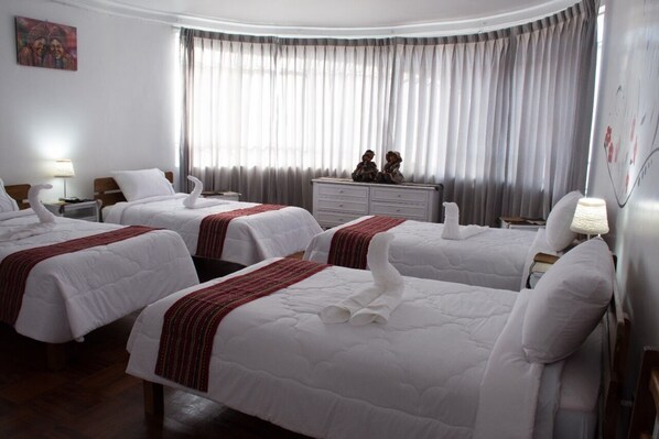 Habitación familiar, baño en la habitación, planta baja | Wifi gratis y ropa de cama