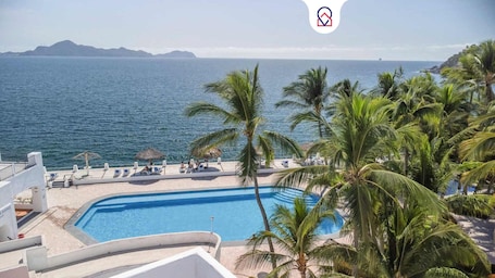 Superior Apartment | 2 bedrooms, blackout drapes, iron/ironing board, free WiFi