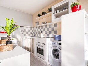 Réfrigérateur, four, batterie de cuisine, vaisselle et ustensiles