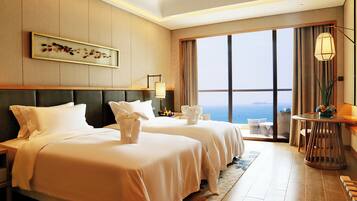 Habitación panorámica, balcón, vistas al mar | Ropa de cama de alta calidad, minibar, caja fuerte y escritorio