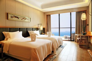 Panoramic Room, Balcony, Ocean View | Peralatan tempat tidur premium, bar mini, peti besi dalam bilik, meja 