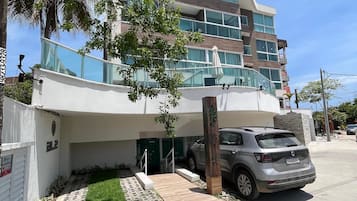 Vista frontal de la propiedad