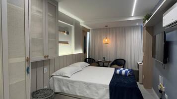 Estudio Deluxe | Espacio para trabajar con laptop y cortinas blackout