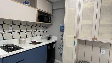 Estudio Deluxe | Cocina privada | Frigobar, microondas, parrilla de estufa y utensilios de cocina