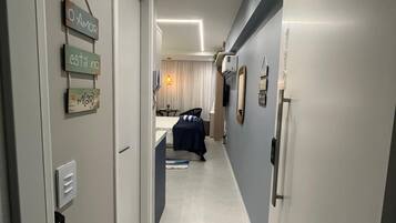 Estudio Deluxe | Espacio para trabajar con laptop y cortinas blackout