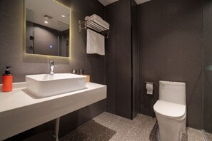 Classic Twin Room | Bathroom | Shower, hair dryer, slippers, towels - Mcsrh Hotel -Hangzhou West Lake (Hangzhou)