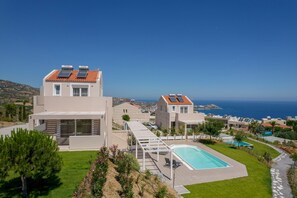 A modern villa with a swimming pool, solar panels, and a view of the sea. - Blue Hills Villas by Estia Orange 1 (Malevizi)