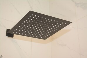 Appartement | Badkamer | Een douche, gratis toiletartikelen, handdoeken, zeep