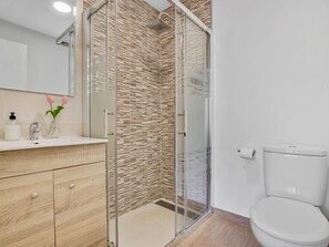 Shower, towels, shampoo